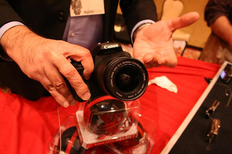 Illustration for article titled First Canon EOS Digital Rebel XSi Hands On: Your XTi Is Now Junk